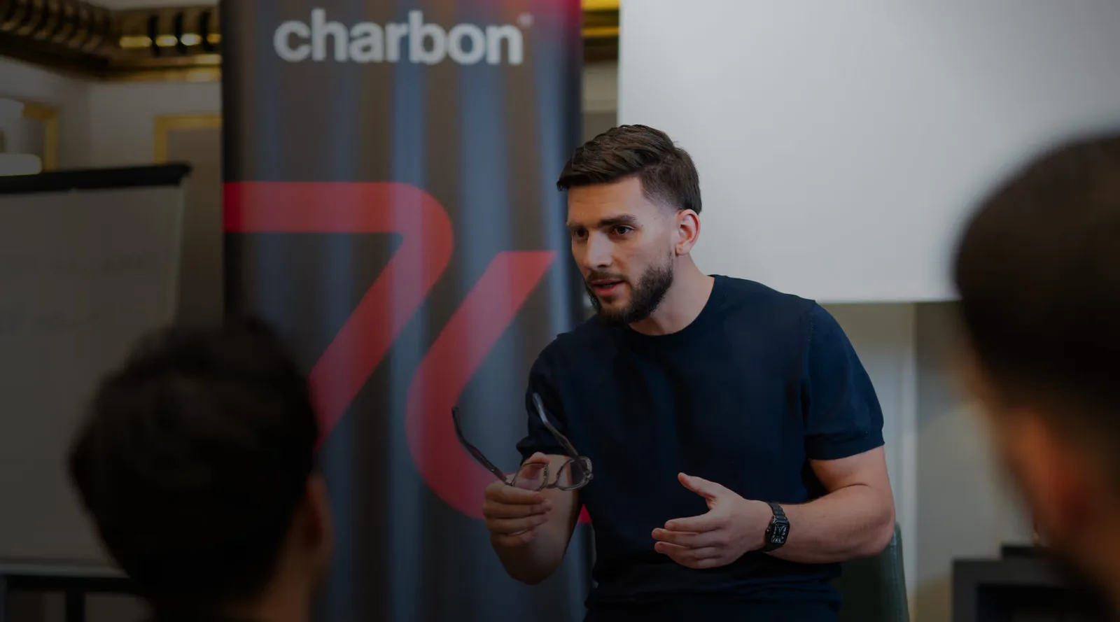 Un fondateur d'agence pendant une session du Charbon
