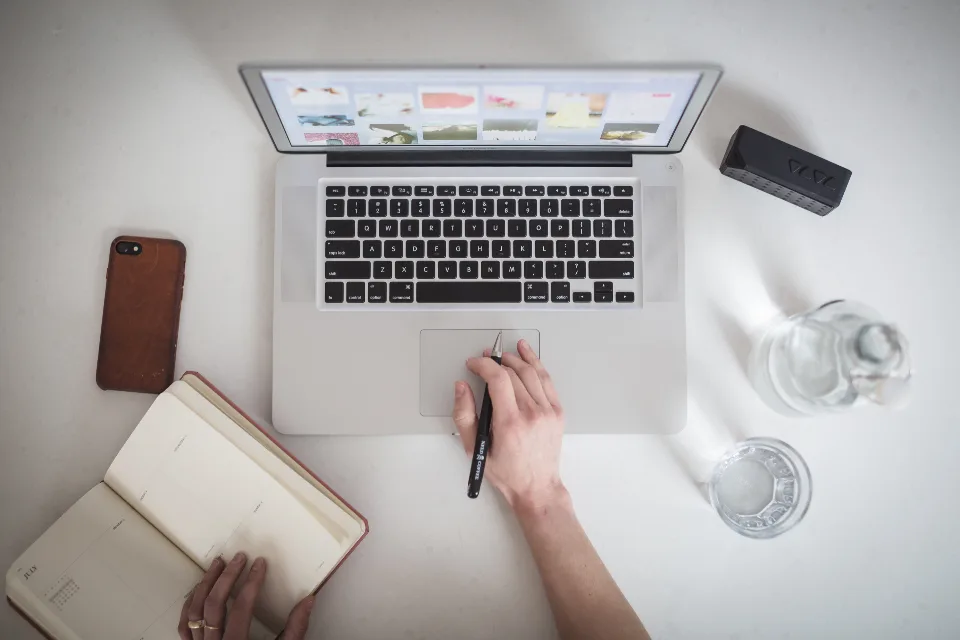 visuel provisoire Une entrepreneuse au téléphone à son bureau