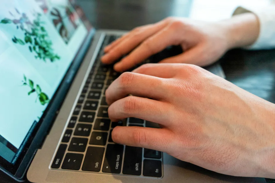visuel provisoire Gros plan sur des mains qui tapent sur un clavier